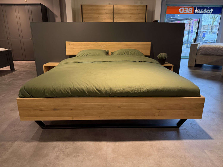 Bed Hull | houten hoofdbord - Showroomset Bed Hull | houten hoofdbord - Showroomset