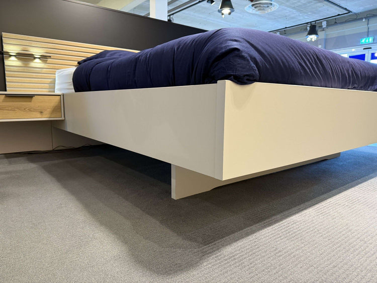 Bed Leon - Showroomset Bed Leon - Showroomset