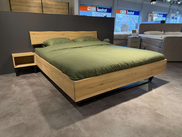 Bed Hull | houten hoofdbord - Showroomset