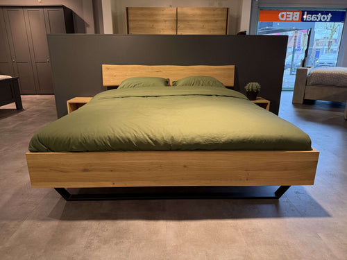 Bed Hull | houten hoofdbord - Showroomset